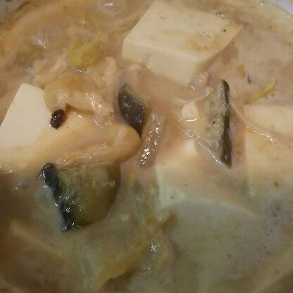 ごま味噌豆乳鍋初めて作りました！コクがあるのにあっさりしていてとても美味しかったです。しめにうどんの予定がついスープを飲みつくしてしまいました。また作りたいです